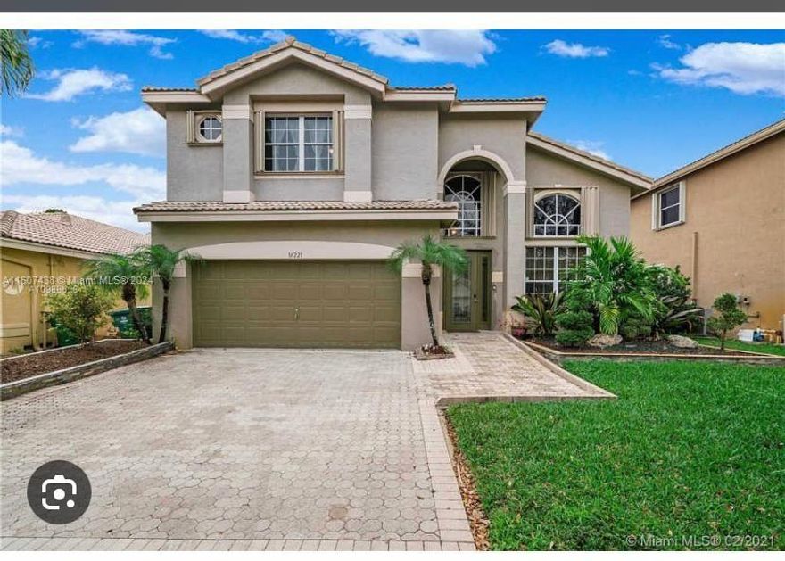 Exquisite 4 bedrooms house located in well maintained and gated community that boasts excellent schools and magnificent shopping malls nearby. At proximity to Interstate 75. Low maintenance fee.