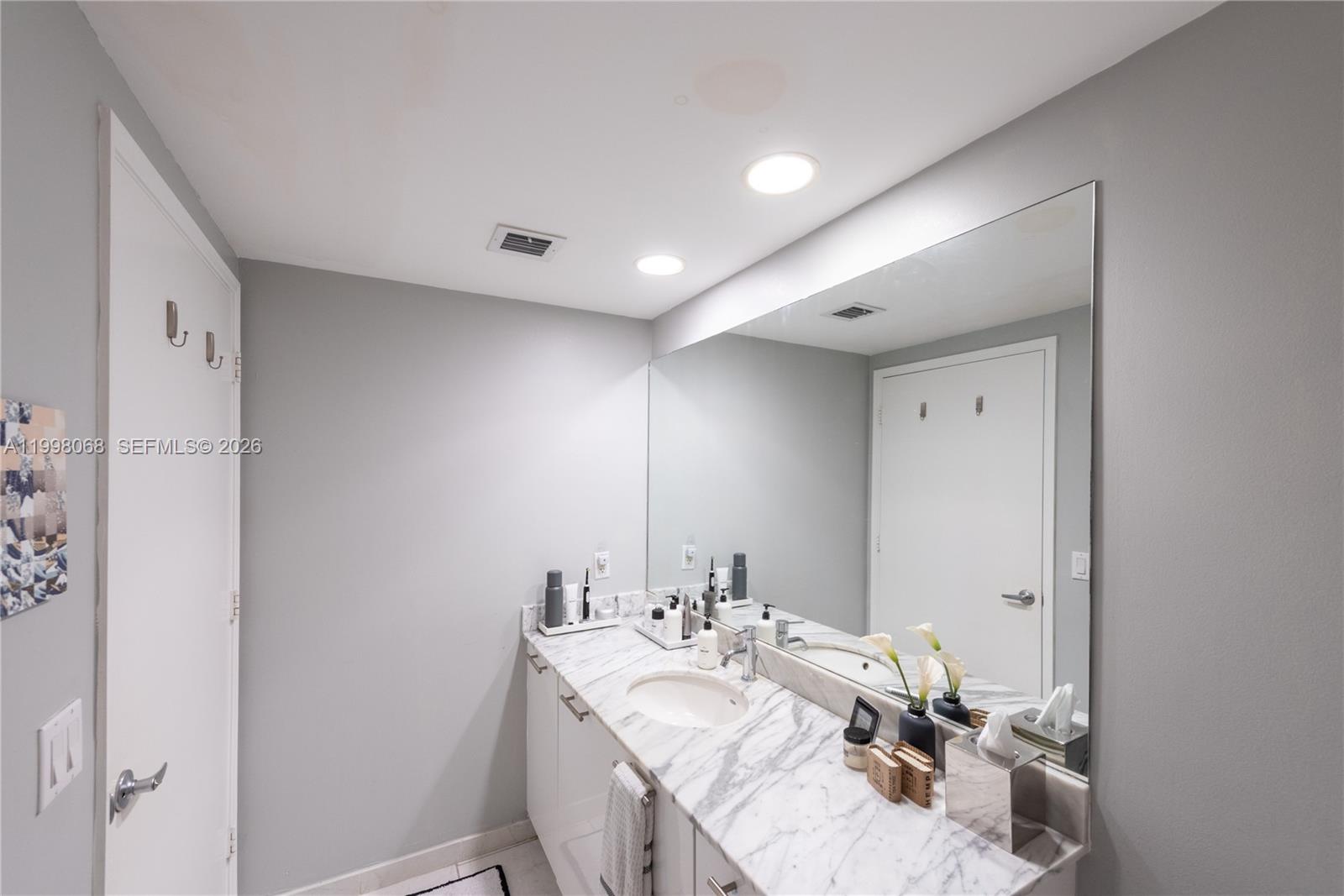 THE PLAZA 851 BRICKELL CO - Residential Lease