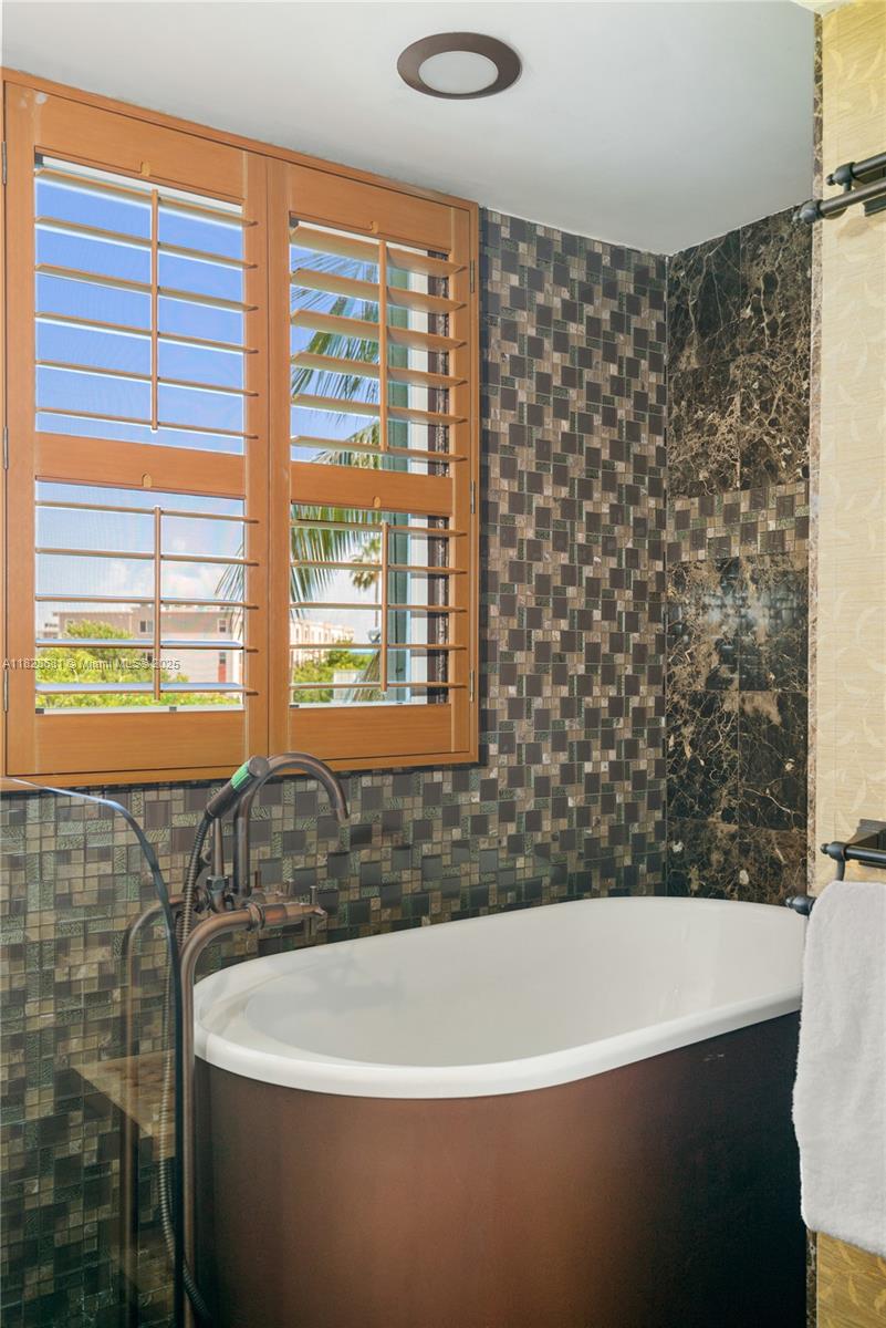 COCO PLUM BEACH - Residential