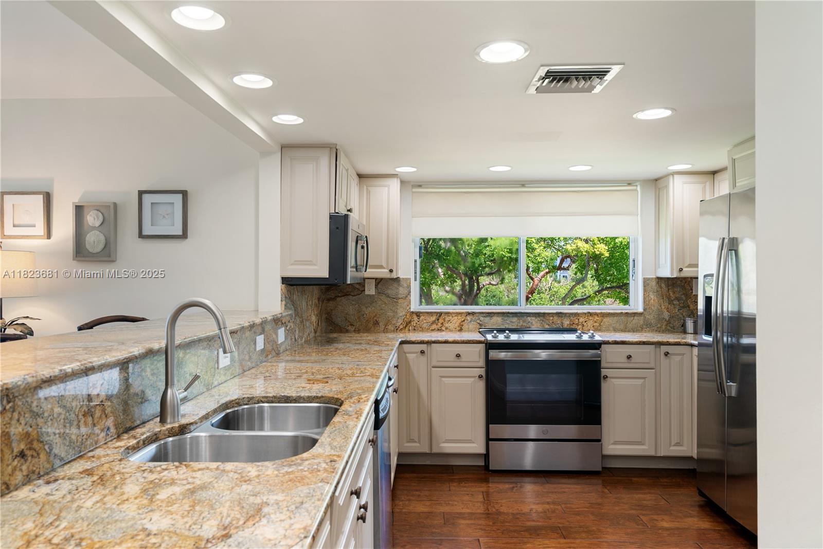 COCO PLUM BEACH - Residential