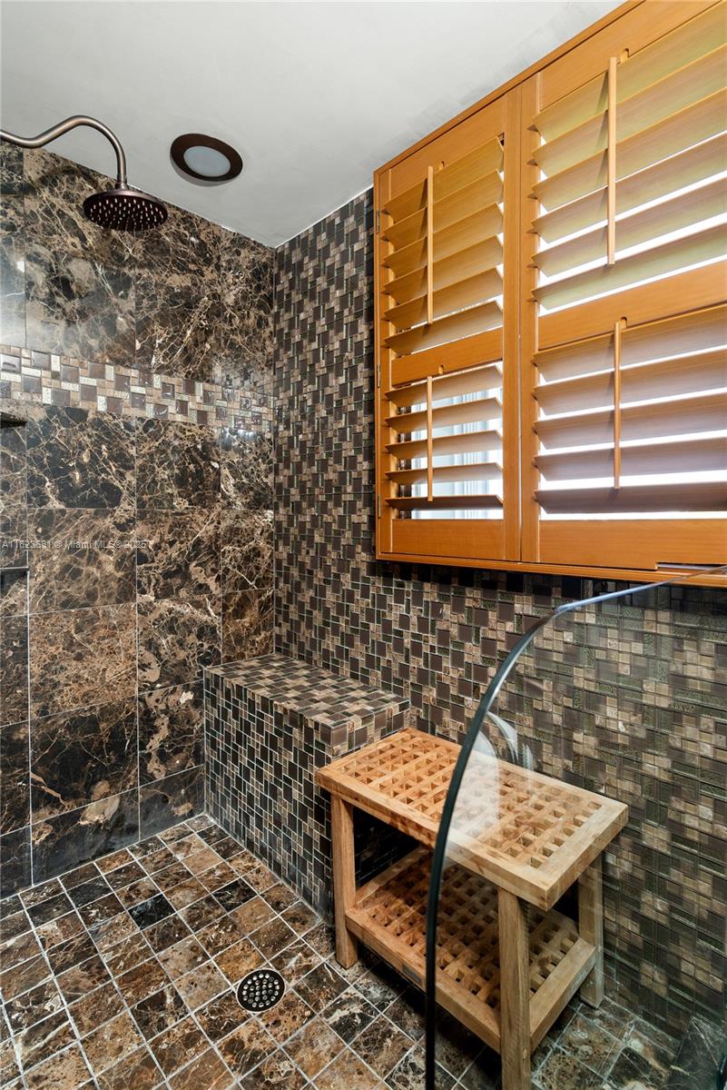 COCO PLUM BEACH - Residential