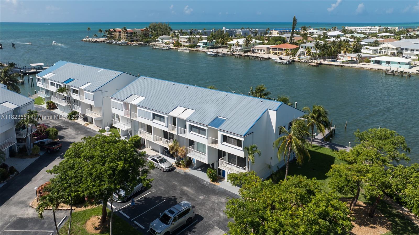 COCO PLUM BEACH - Residential