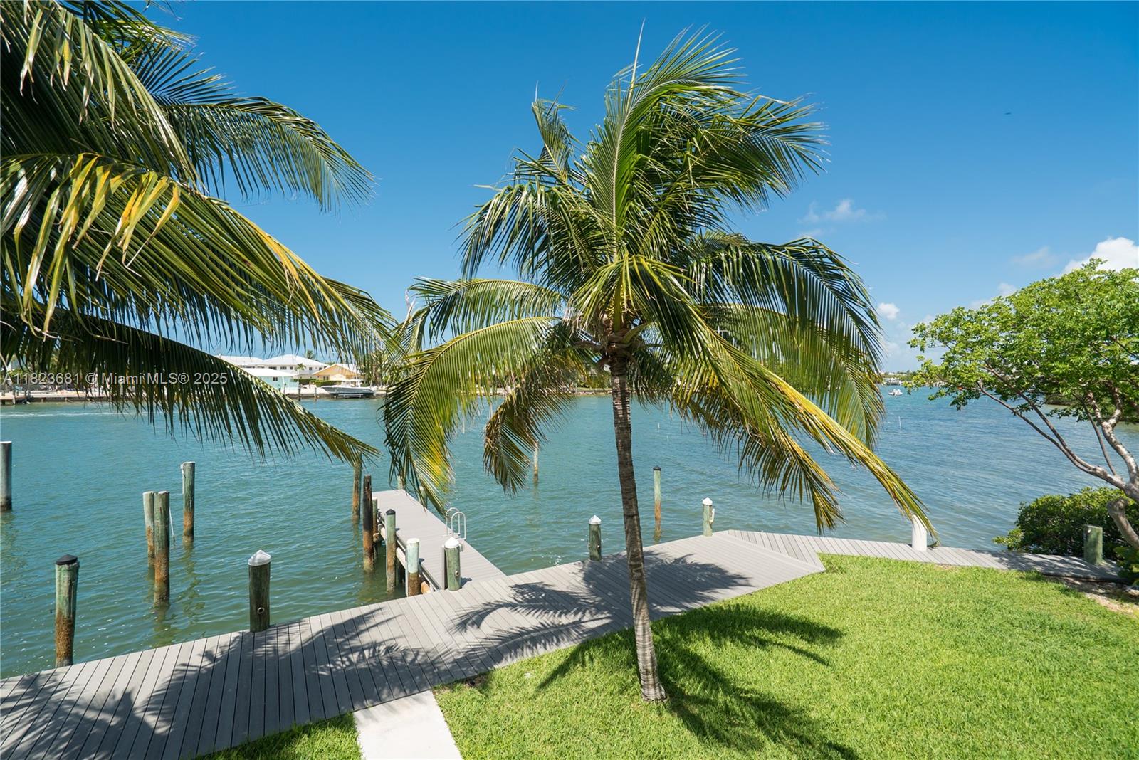 COCO PLUM BEACH - Residential