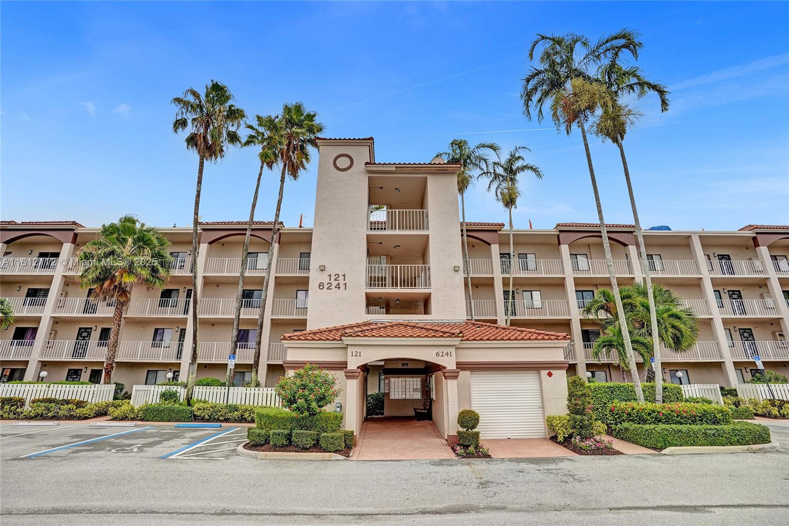 Beautifully remodeled 2 bedroom, 2 bathroom condo at Huntington Pointe. Situated on the first floor with stunning lakefront views, this residence boasts an oversized master suite with walk-in closets, an enclosed patio for added living space, and a spacious great room perfect for entertaining. The eat-in kitchen and full-size laundry room ensure convenience and comfort. Enjoy access to Huntington Pointe's extensive amenities including a recently renovated clubhouse, theater, cafe, indoor and outdoor pools, pickleball and tennis courts, card rooms, yoga studio, and fitness center. Ideally located near shopping, dining, and the beach, this condo offers the ultimate South Florida lifestyle.