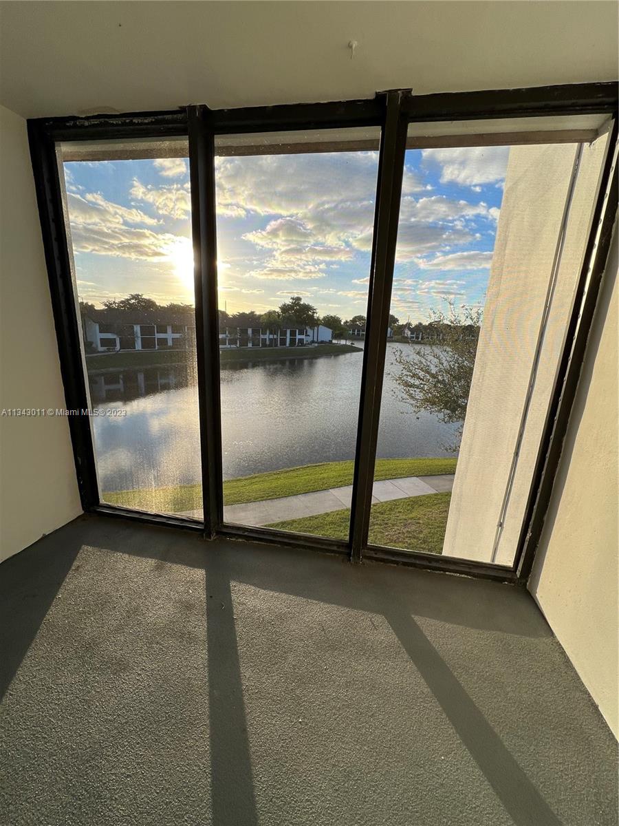 Beautiful apartment at "Lake Pointe Condo". Tile floors. Balcony with a magnificent lake view to sunset. Nice kitchen updated with stainless steel fridge and wooden cupboard doors. Washer dryer IN unit. Walk in closet. Assigned parking. Guest parking. Gated community. Security 24/7. Pool area. Tennis courts.