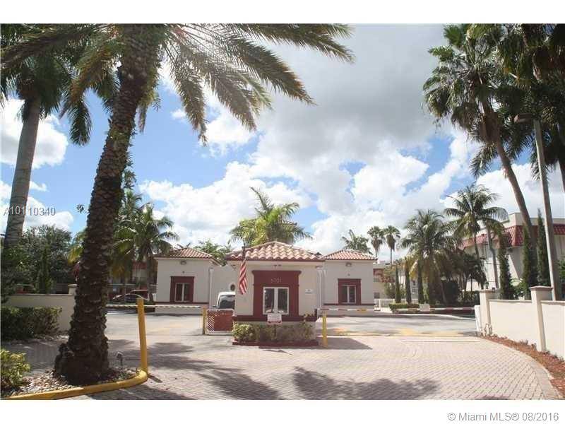 Fabulous 1/1 condo in Villas of Pinecrest. Maint. Fee includes: hot water, cable, security guard, pool, gym, gated & more. Villas of Pinecrest is centrally located near Publix, University of Miami, Dadeland Mall, Sunset Shops, The Falls, and South Miami. easy to show. Pinecrest Elementary School.