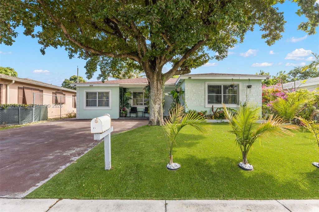 Photo of 1018 S C St, Lake Worth, FL 33460 (MLS # A11951427)