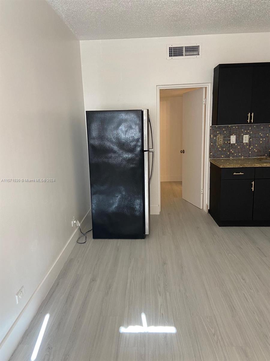Beautiful unit remodeled in a creat area.Walk to great restaurants and the beach .