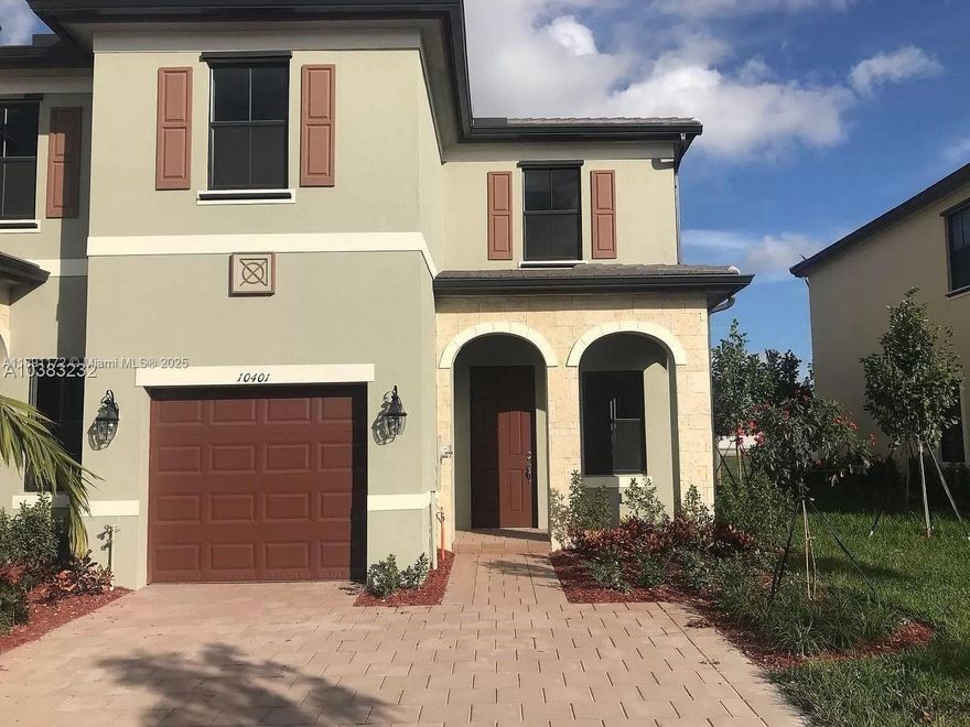Spectacular townhome. 3 bedrooms 2.5 baths. Excellent located. Family oriented neighborhood.