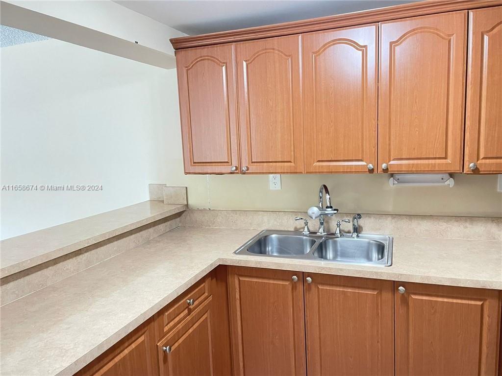 HAMPTON COURT CONDO - Residential