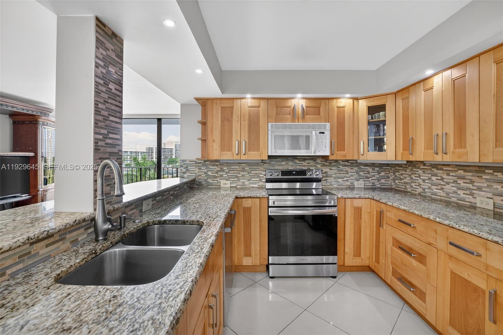 200 LESLIE CONDO - Residential