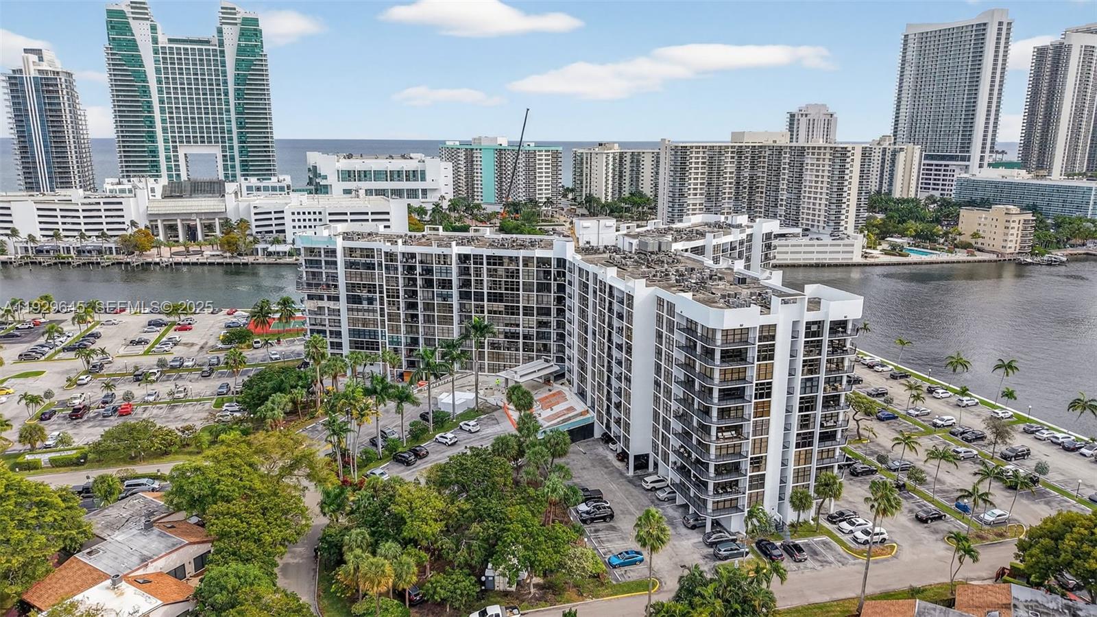 200 LESLIE CONDO - Residential