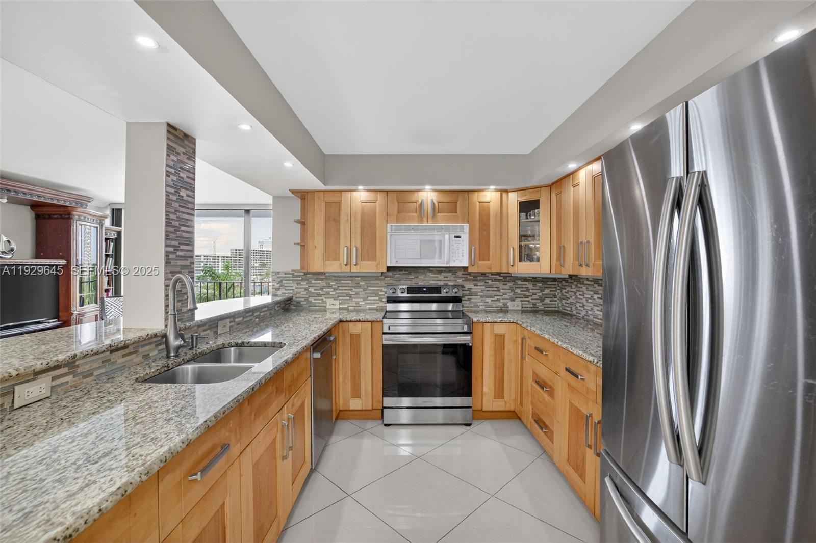 200 LESLIE CONDO - Residential