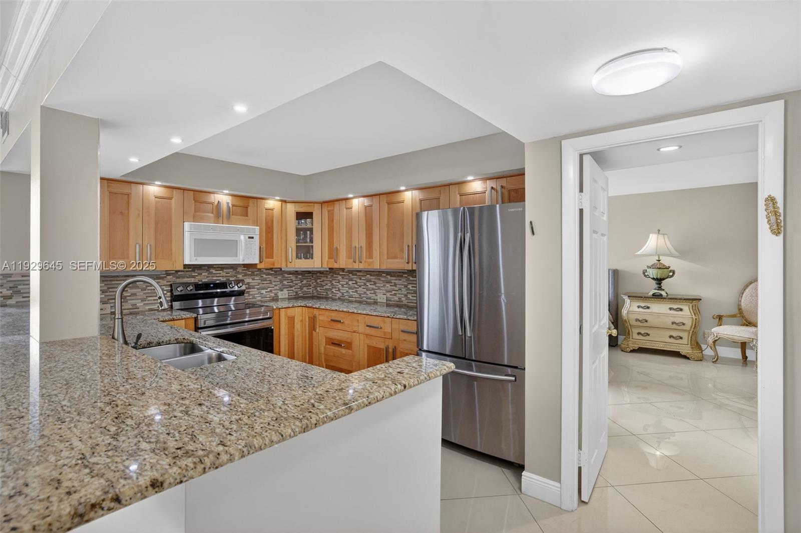 200 LESLIE CONDO - Residential