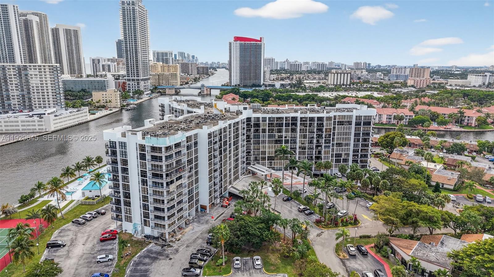 200 LESLIE CONDO - Residential