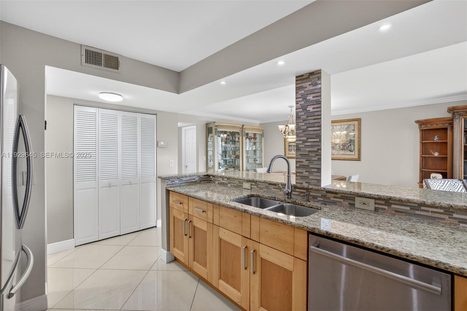 200 LESLIE CONDO - Residential