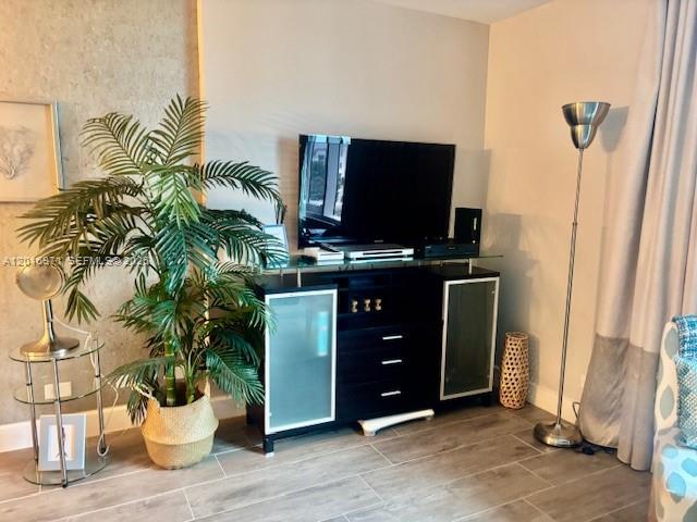 RONEY PALACE CONDO - Residential Lease