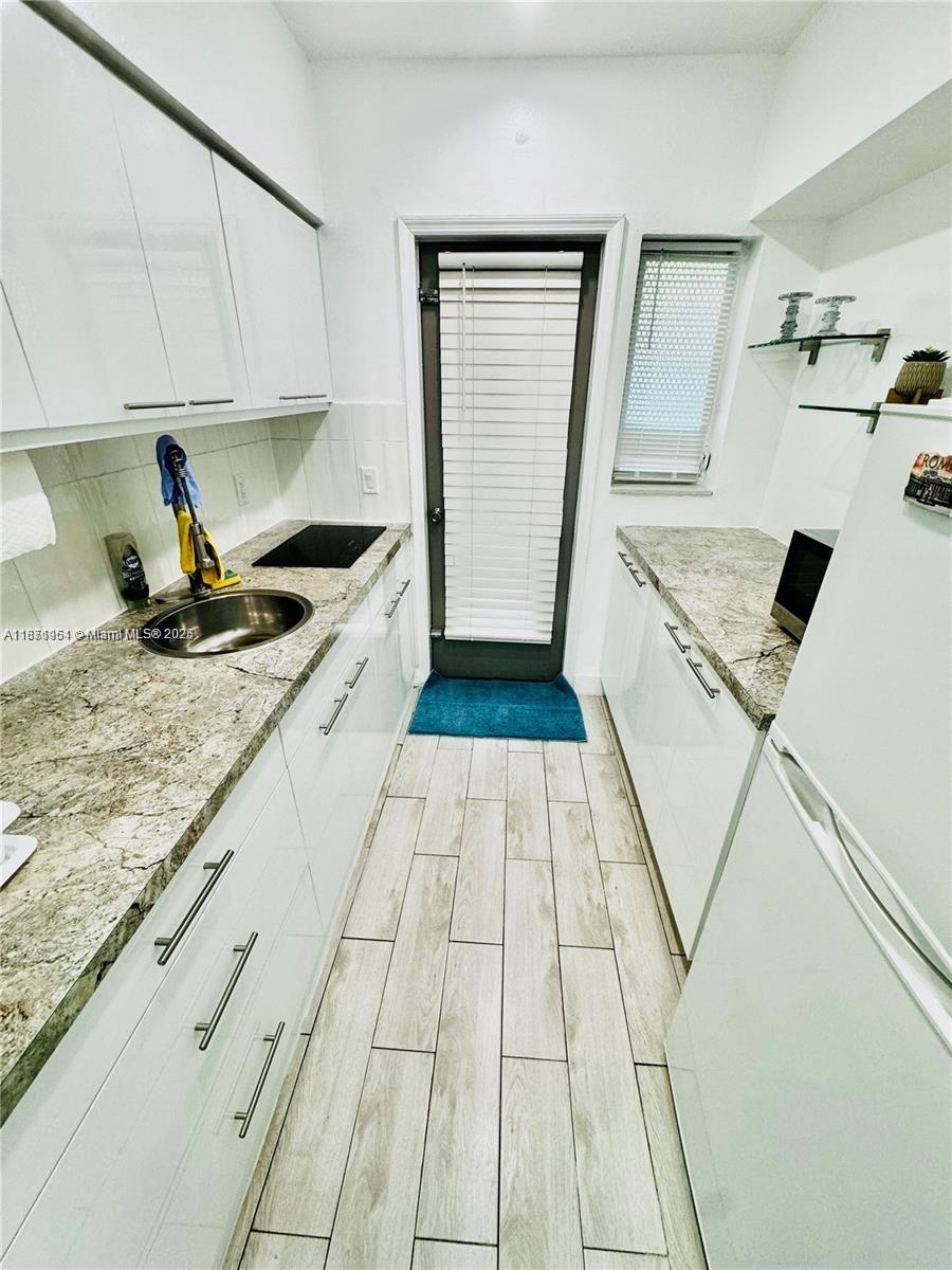 Investment opportunity, turnkey Large Studio on the first floor with complete laminate flooring. A few steps away from the ocean and Lincoln Rd. Easy to rent minimum 6 months. Excellent for investors or end user. Incredible $354 for HOA. Notice required for showings. Tenant Occupied.