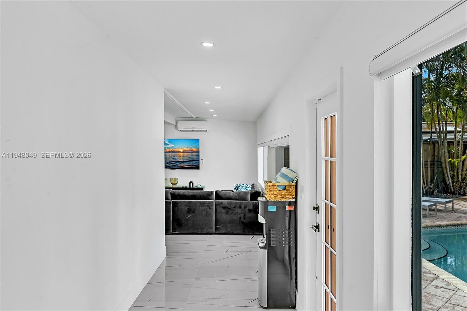 HOLLYWOOD HILLS - Residential