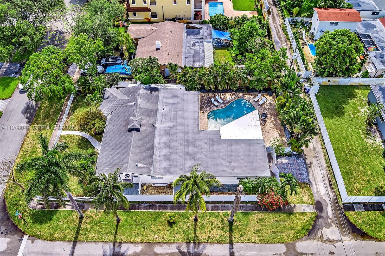 HOLLYWOOD HILLS - Residential