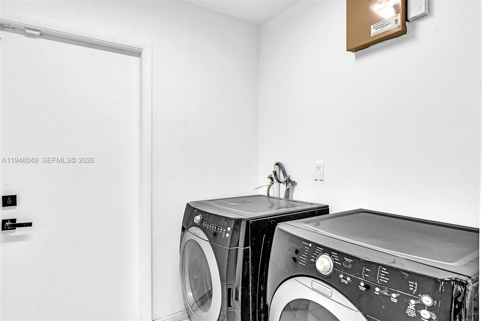 HOLLYWOOD HILLS - Residential