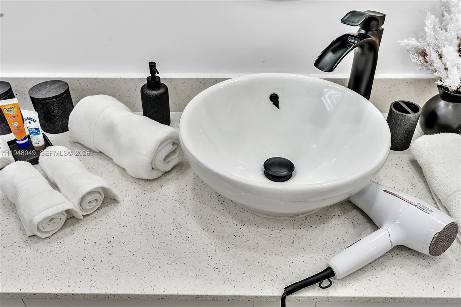 HOLLYWOOD HILLS - Residential