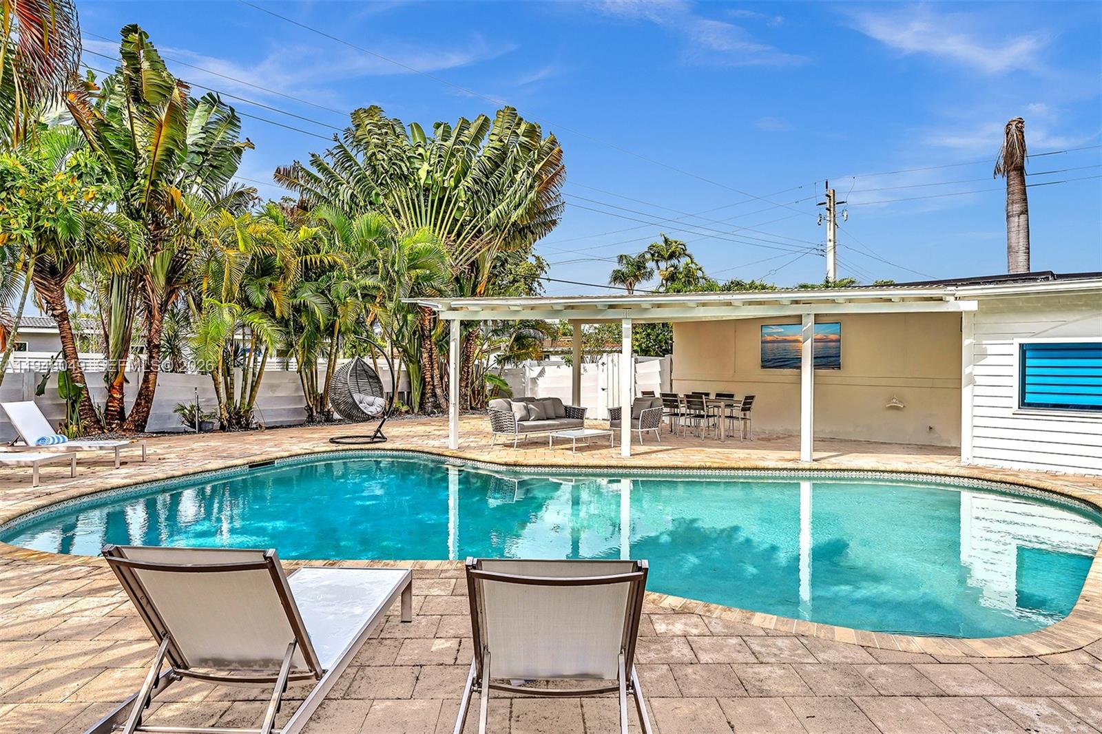 HOLLYWOOD HILLS - Residential