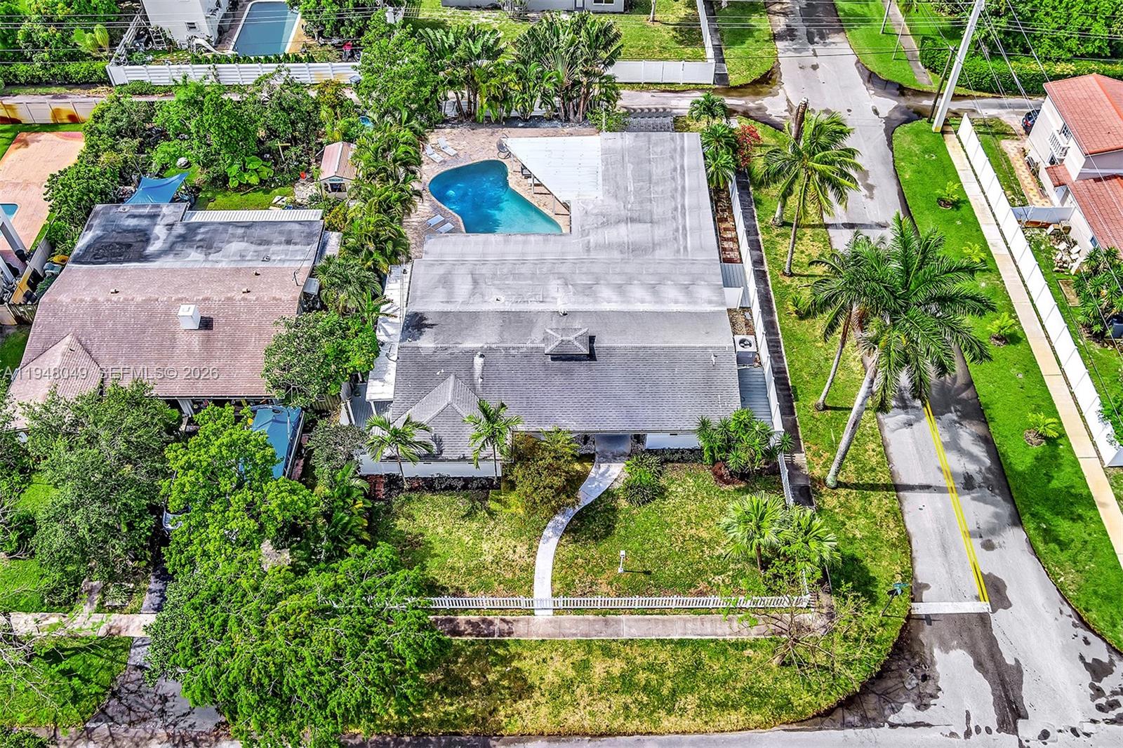 HOLLYWOOD HILLS - Residential