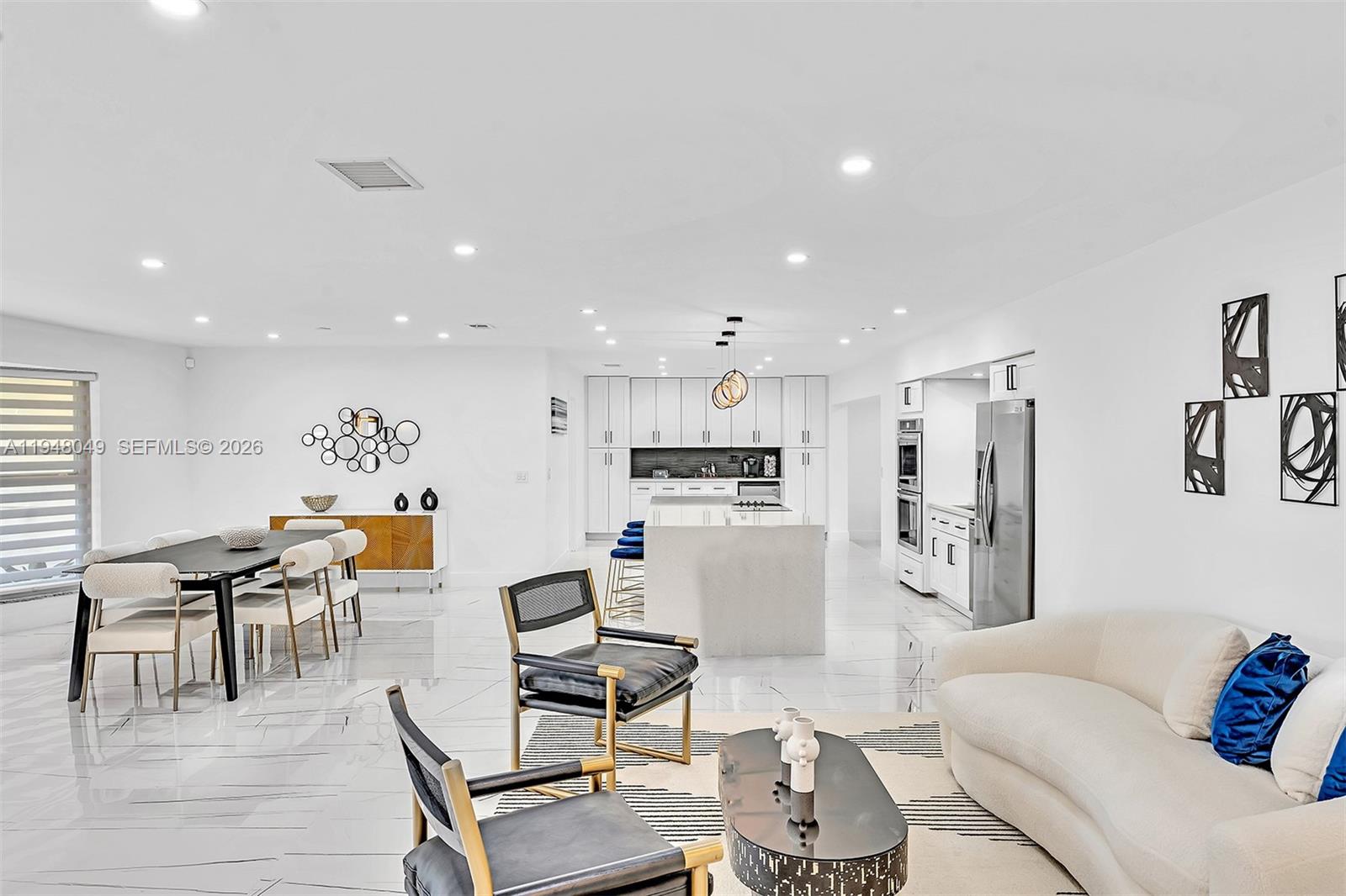 HOLLYWOOD HILLS - Residential