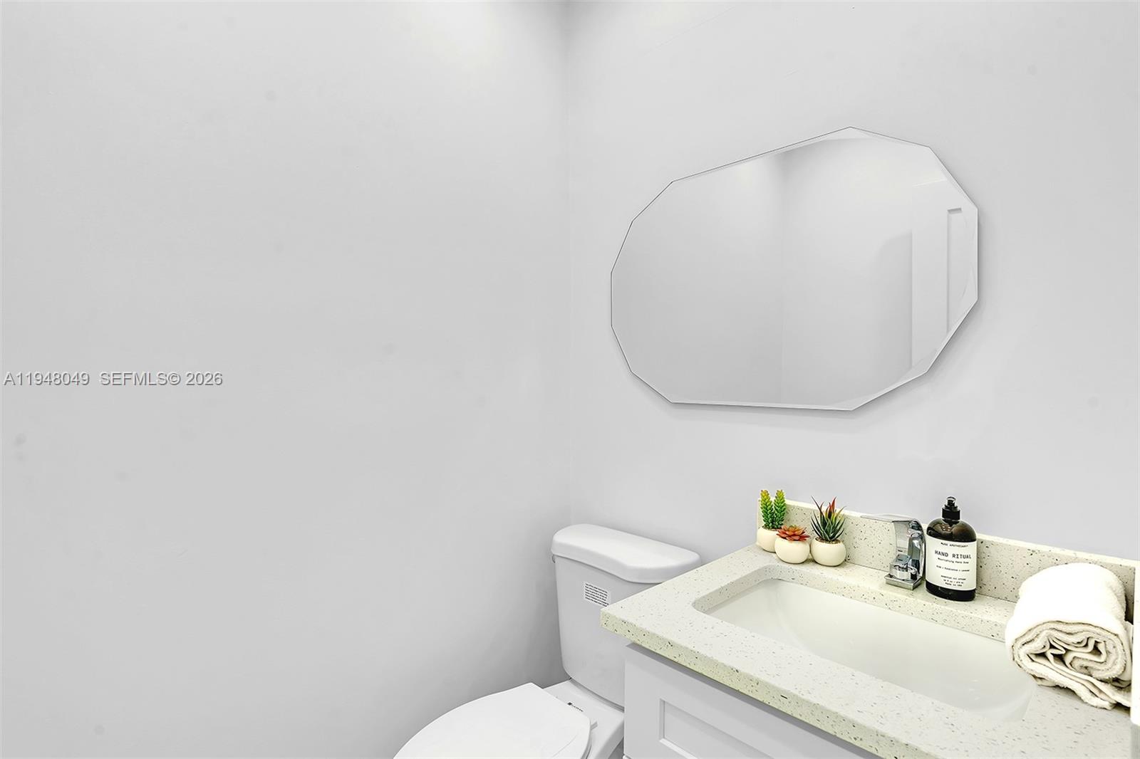 HOLLYWOOD HILLS - Residential