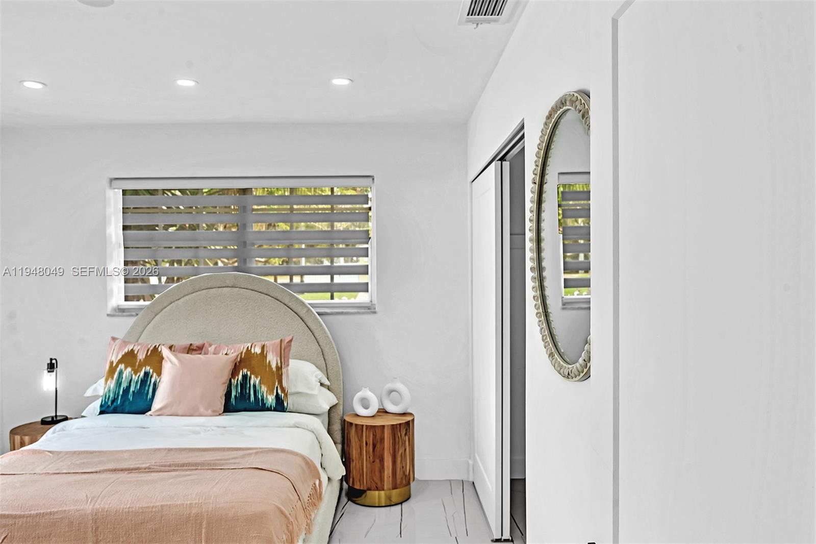 HOLLYWOOD HILLS - Residential