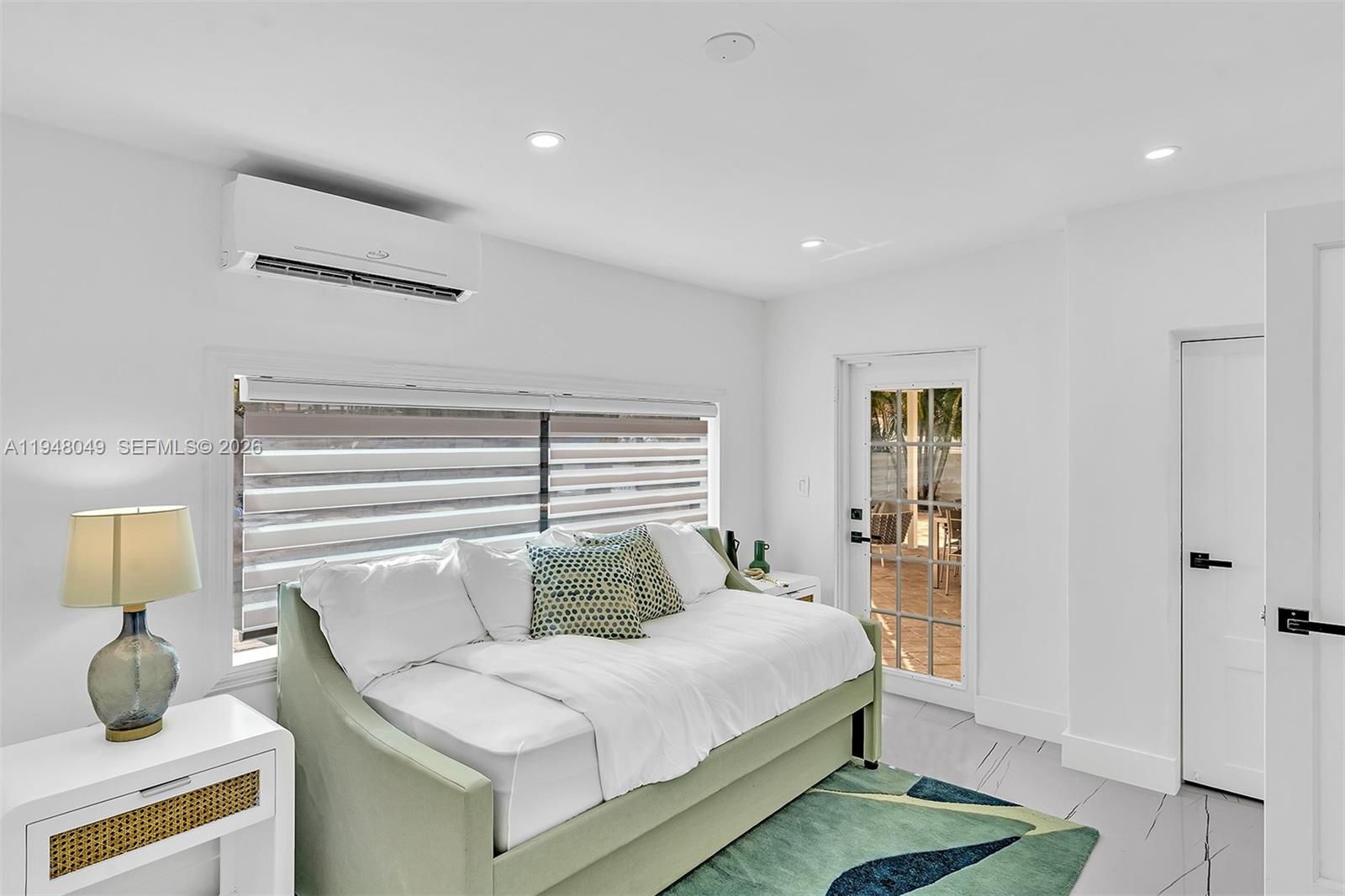 HOLLYWOOD HILLS - Residential