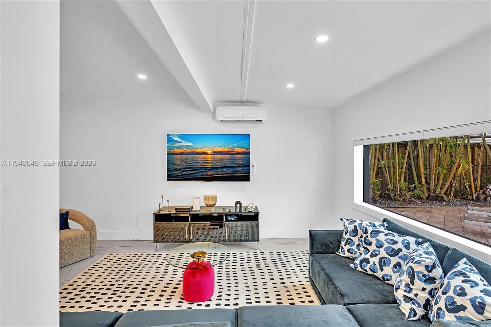 HOLLYWOOD HILLS - Residential