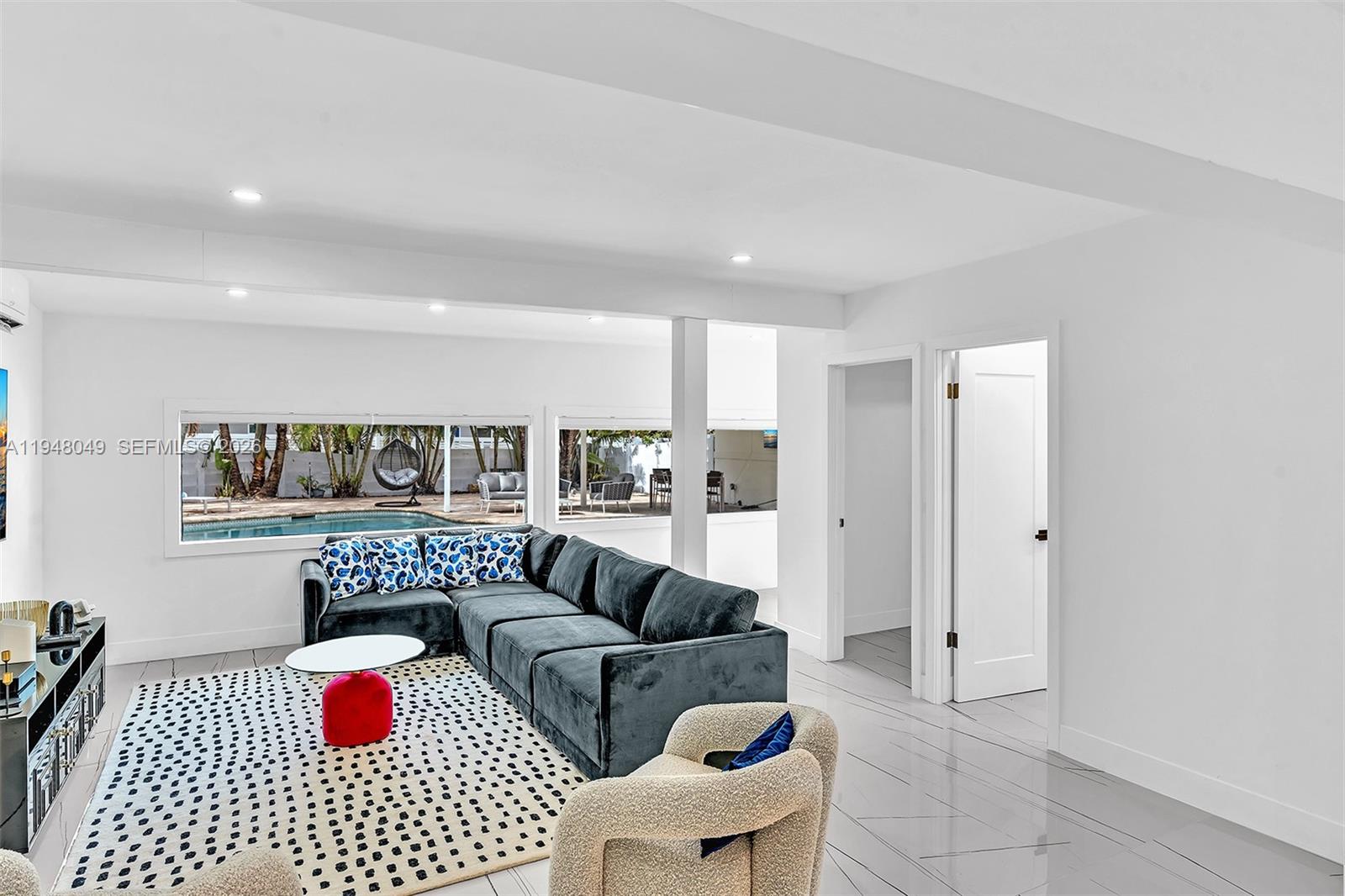 HOLLYWOOD HILLS - Residential