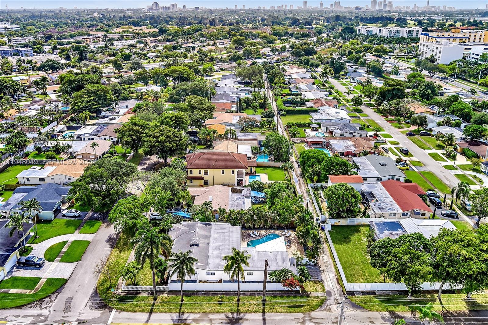 HOLLYWOOD HILLS - Residential