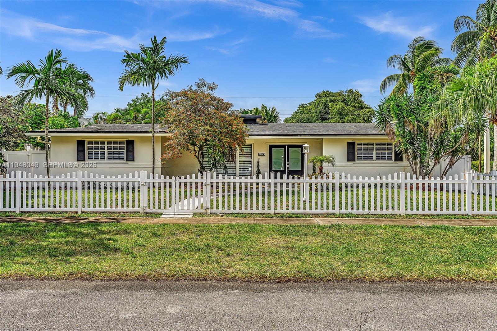 HOLLYWOOD HILLS - Residential