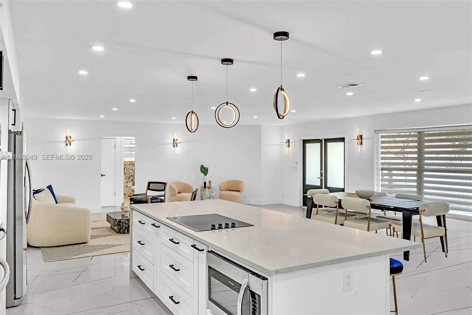 HOLLYWOOD HILLS - Residential