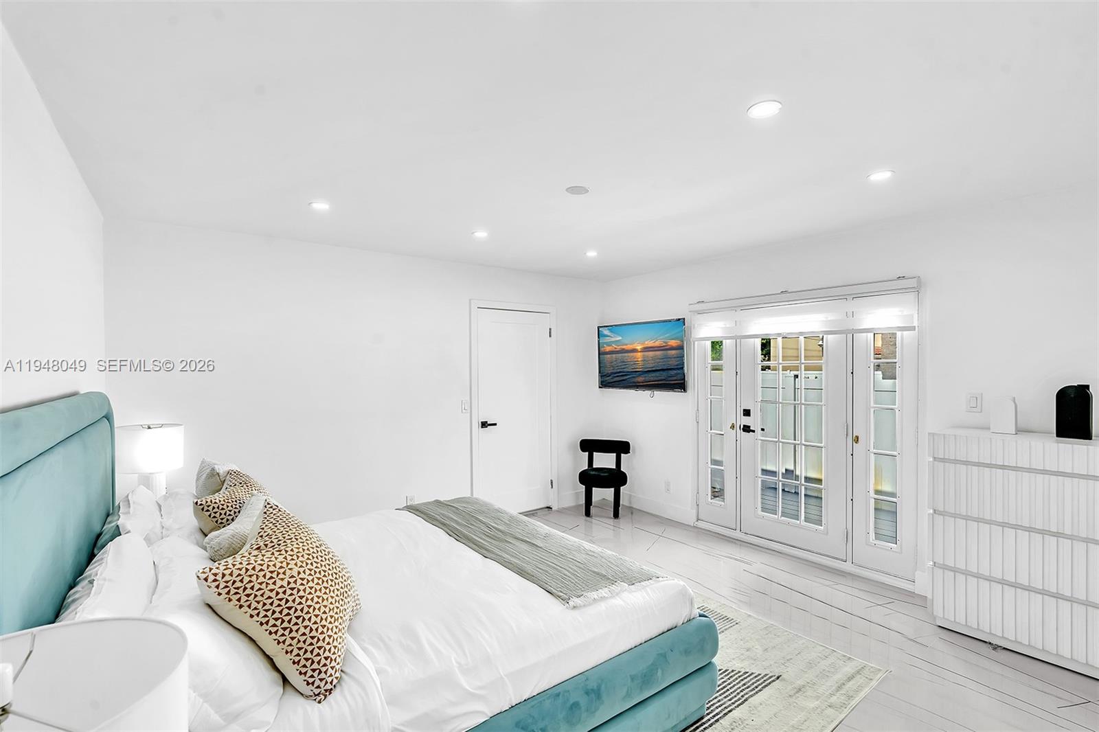 HOLLYWOOD HILLS - Residential