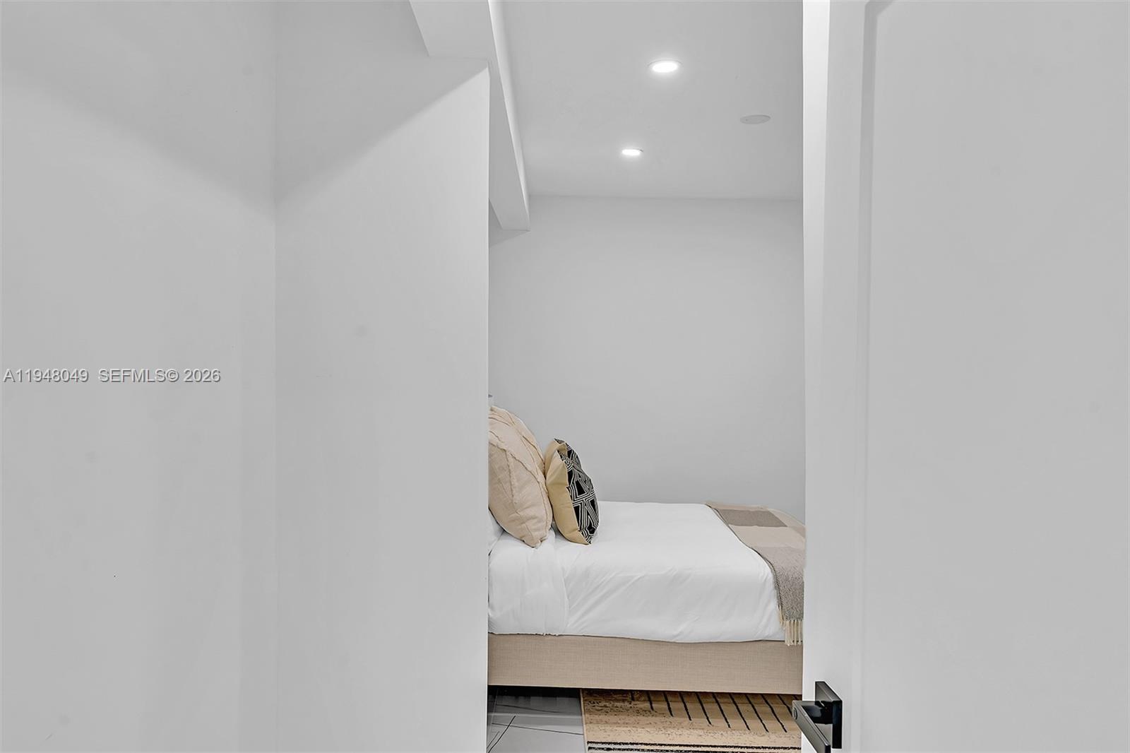 HOLLYWOOD HILLS - Residential