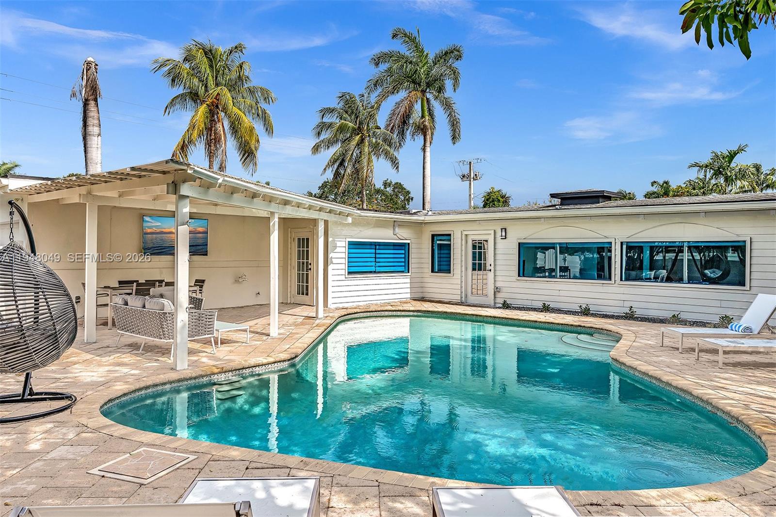 HOLLYWOOD HILLS - Residential