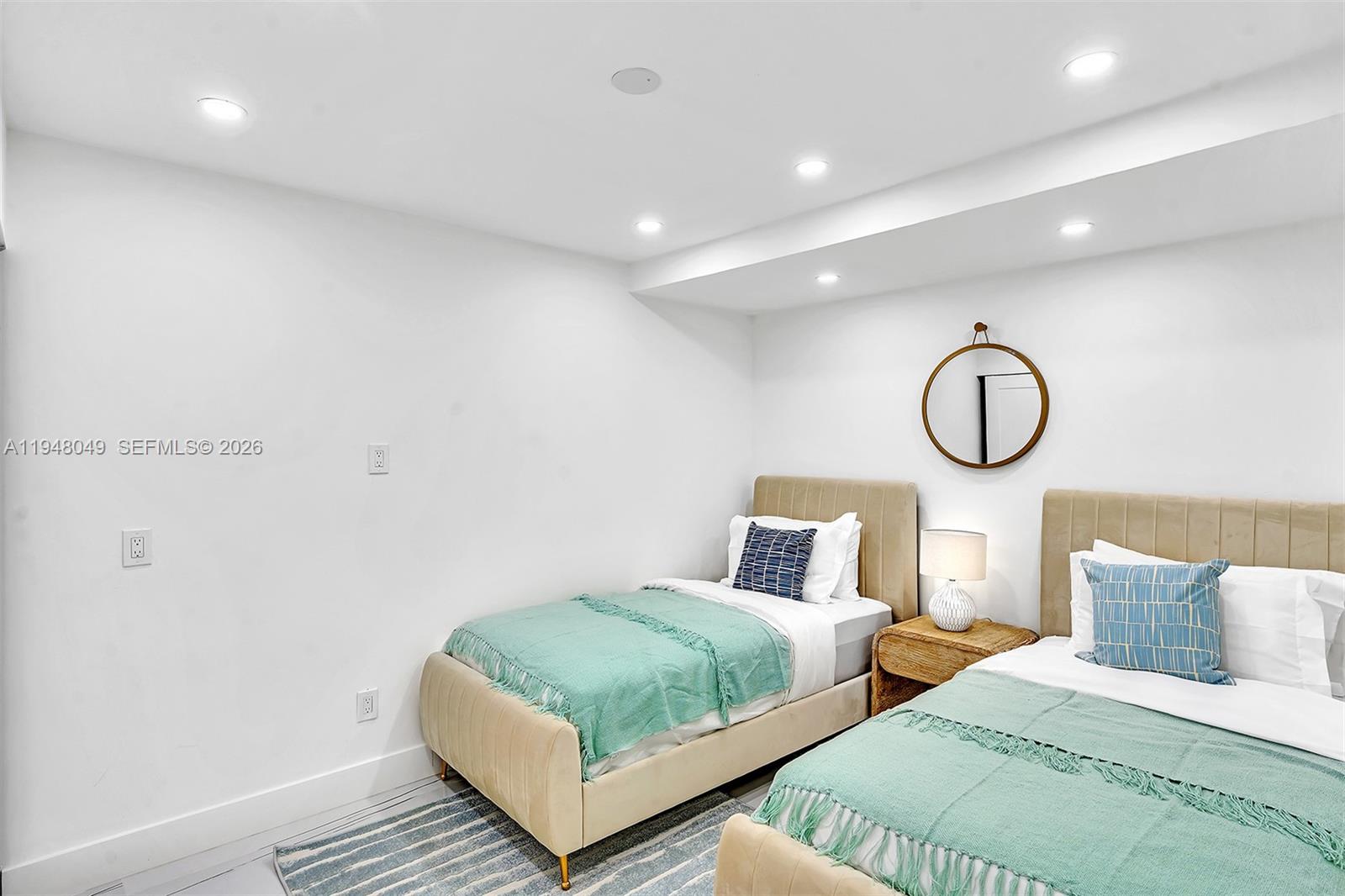 HOLLYWOOD HILLS - Residential