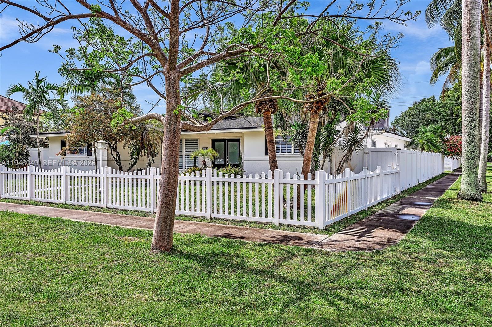 HOLLYWOOD HILLS - Residential