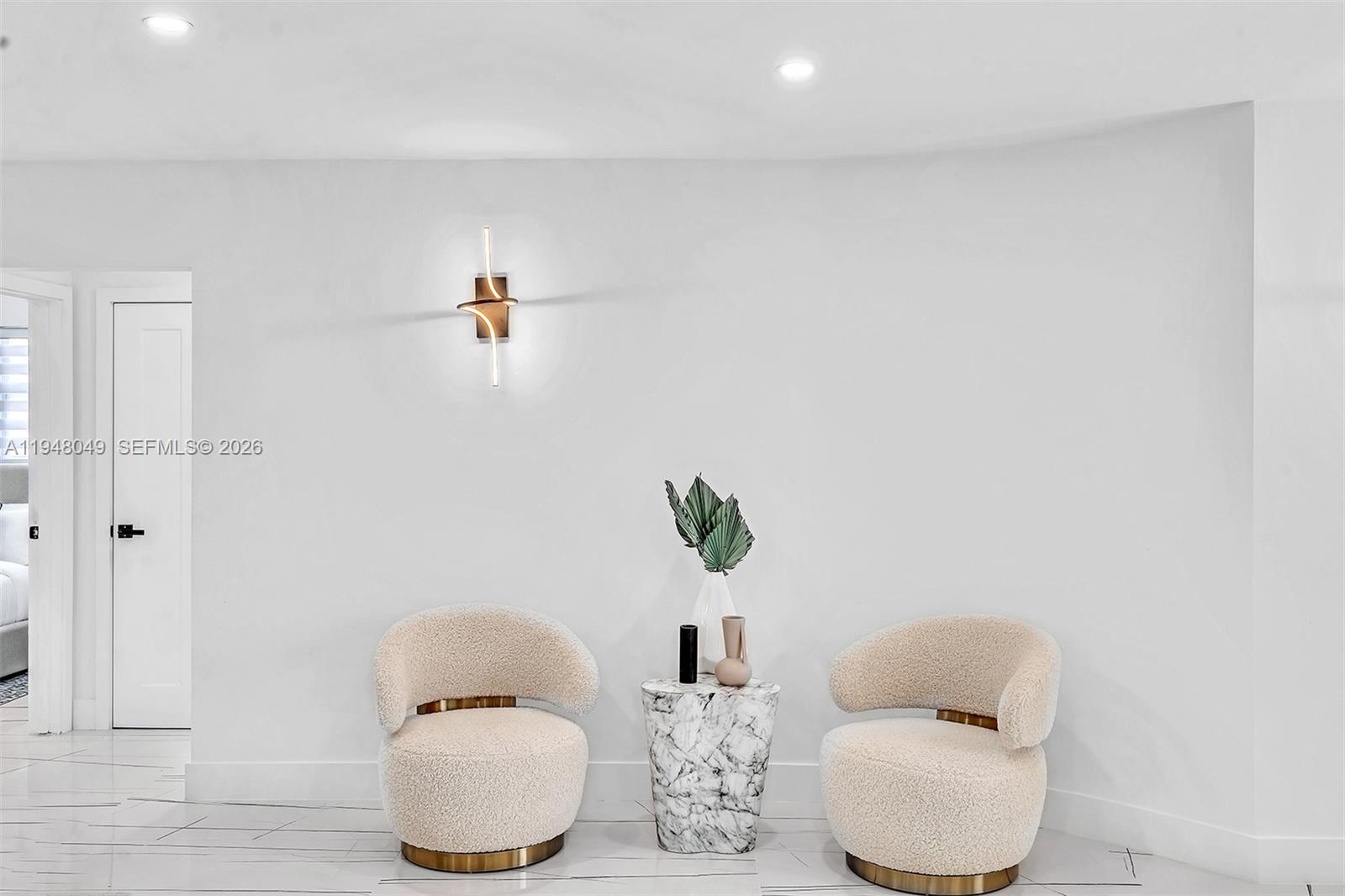 HOLLYWOOD HILLS - Residential