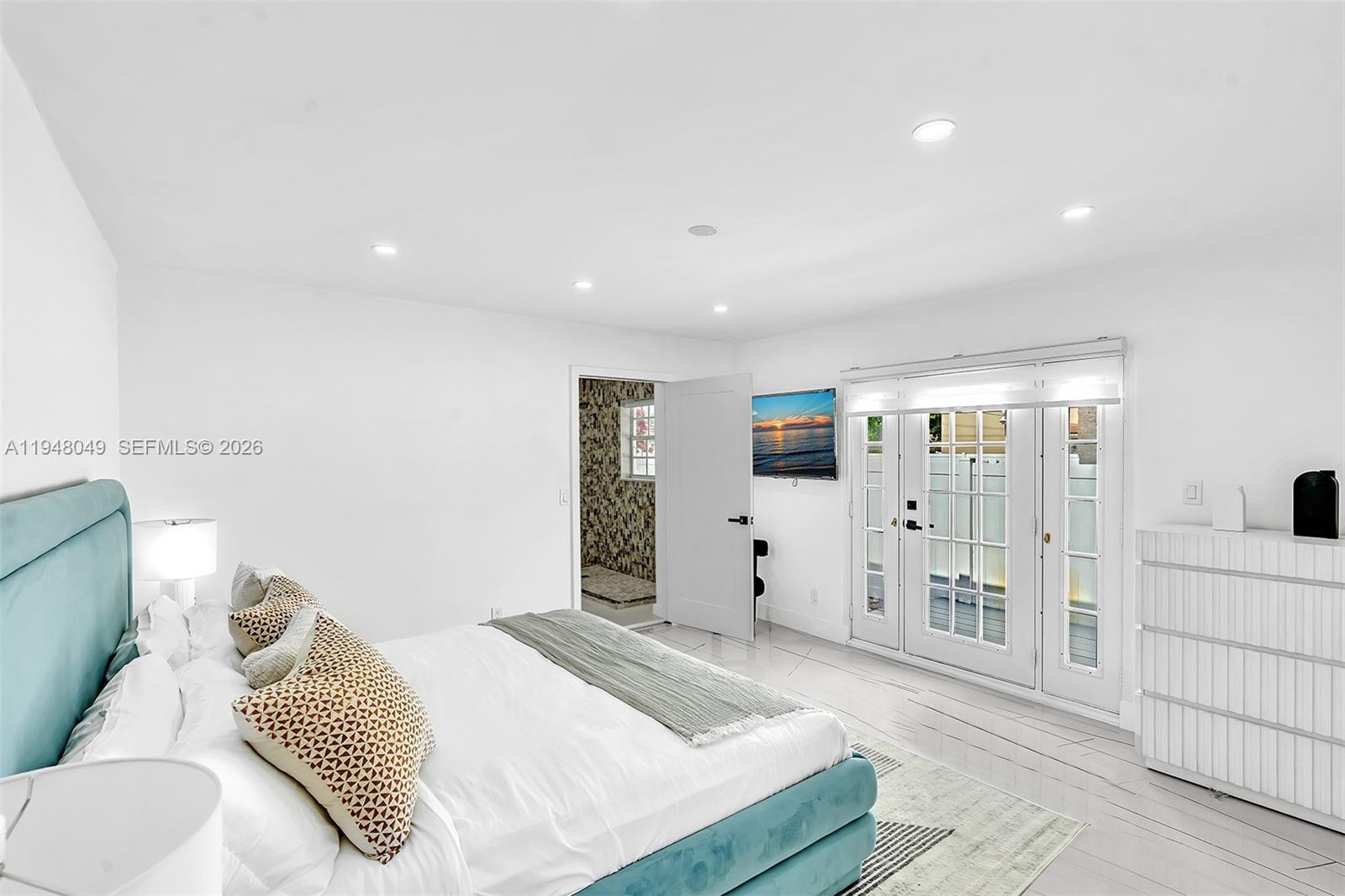 HOLLYWOOD HILLS - Residential