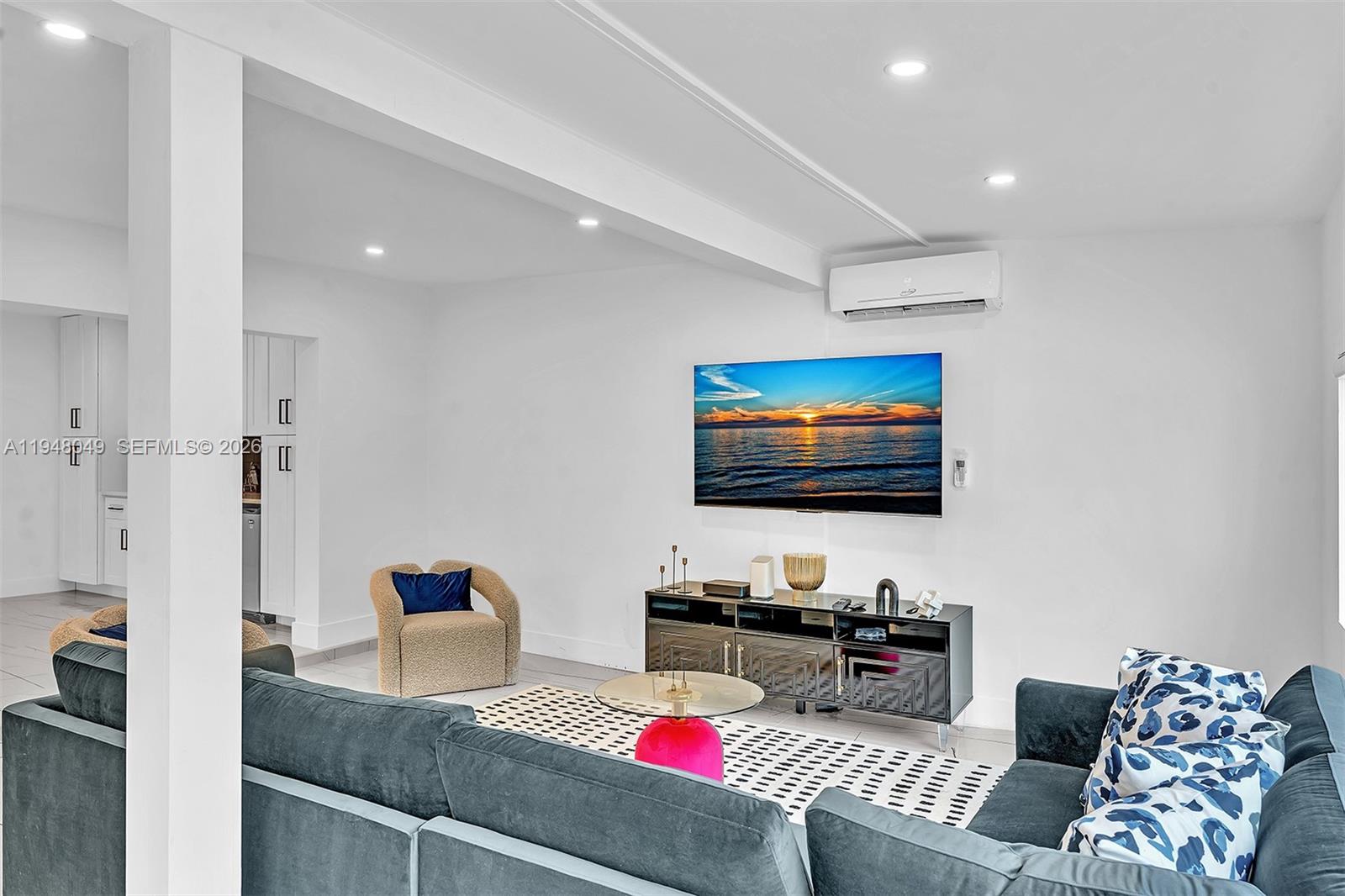 HOLLYWOOD HILLS - Residential