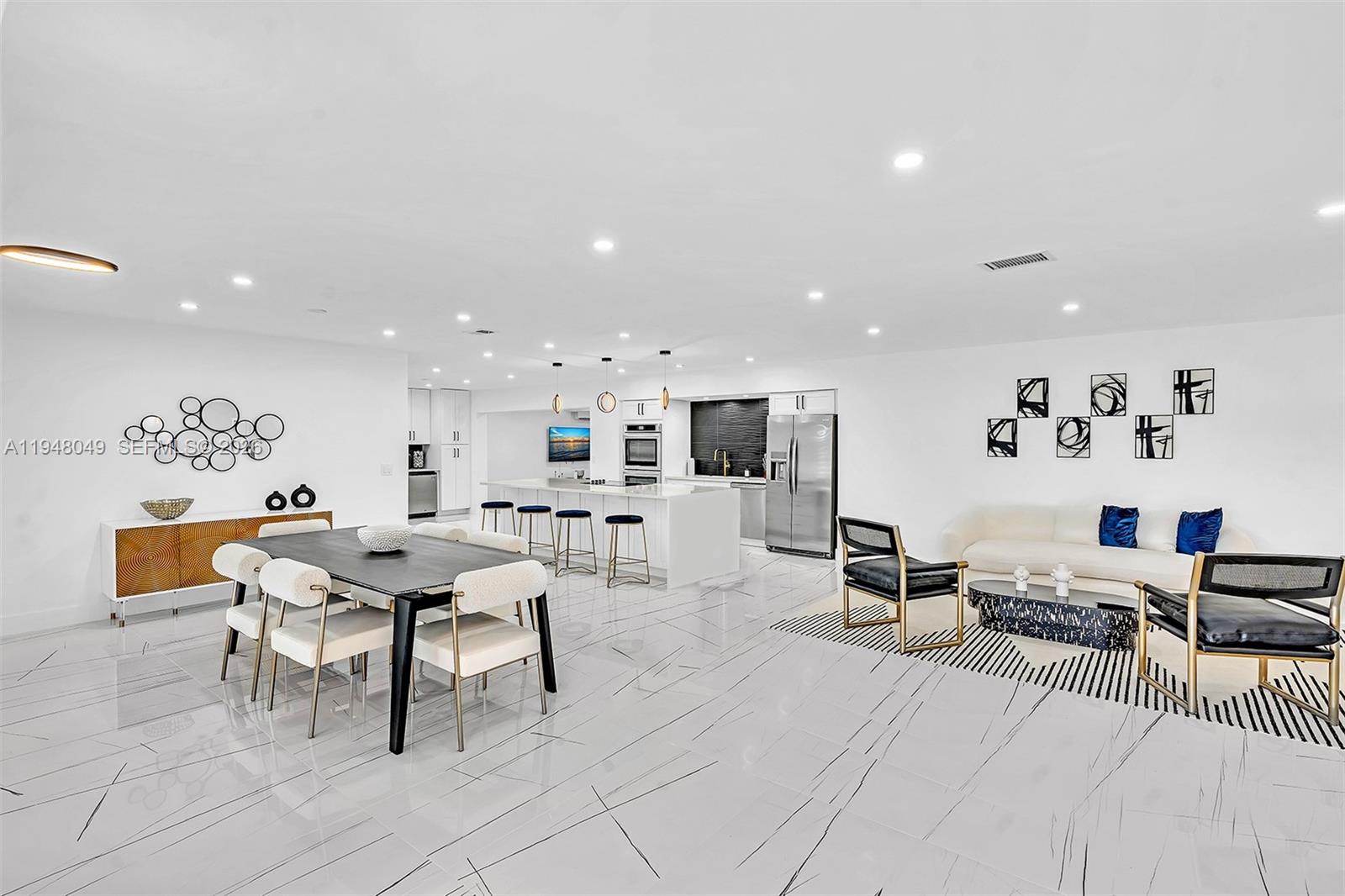 HOLLYWOOD HILLS - Residential