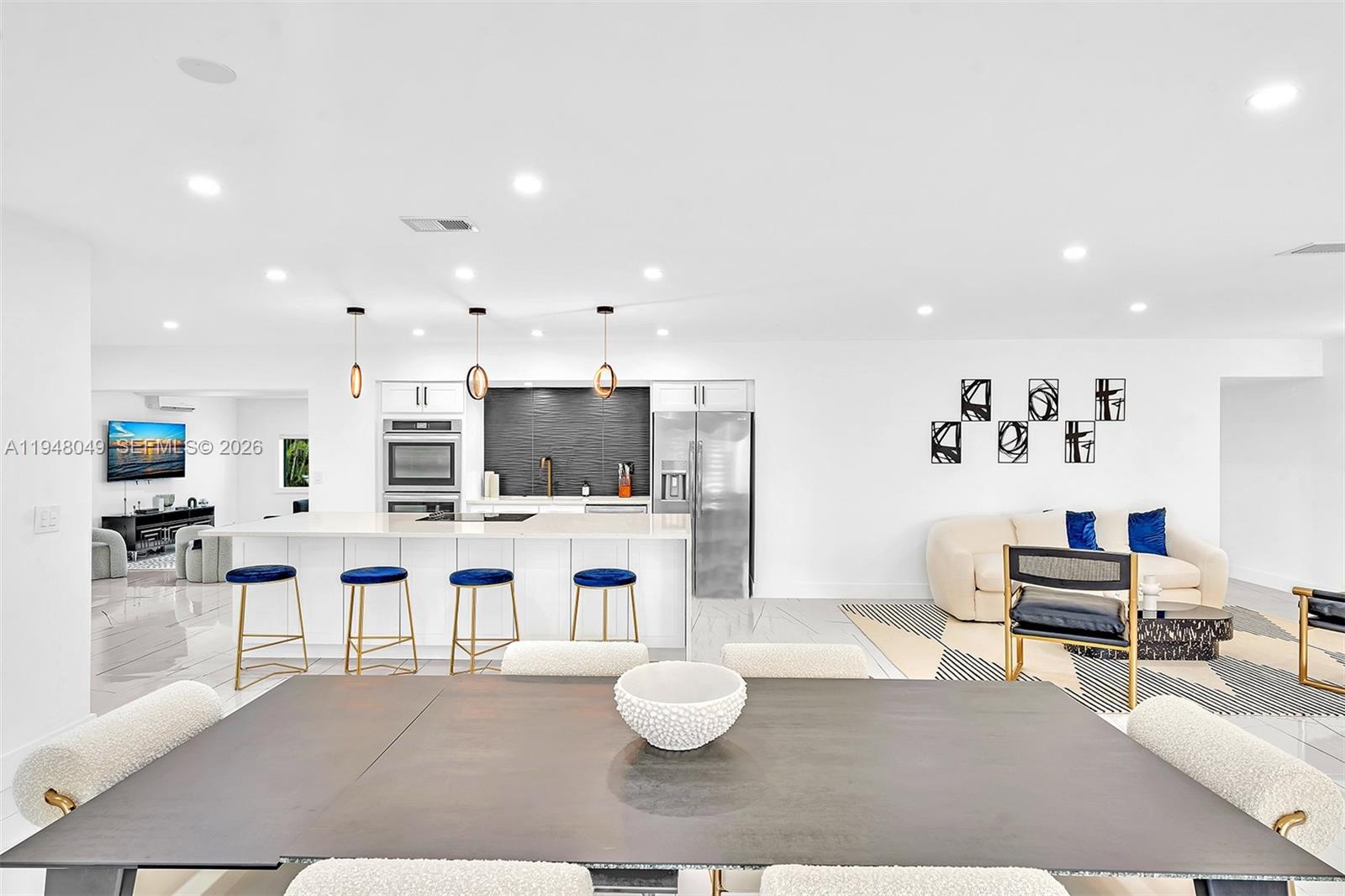 HOLLYWOOD HILLS - Residential