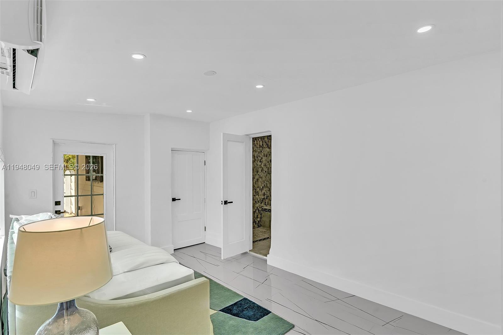 HOLLYWOOD HILLS - Residential