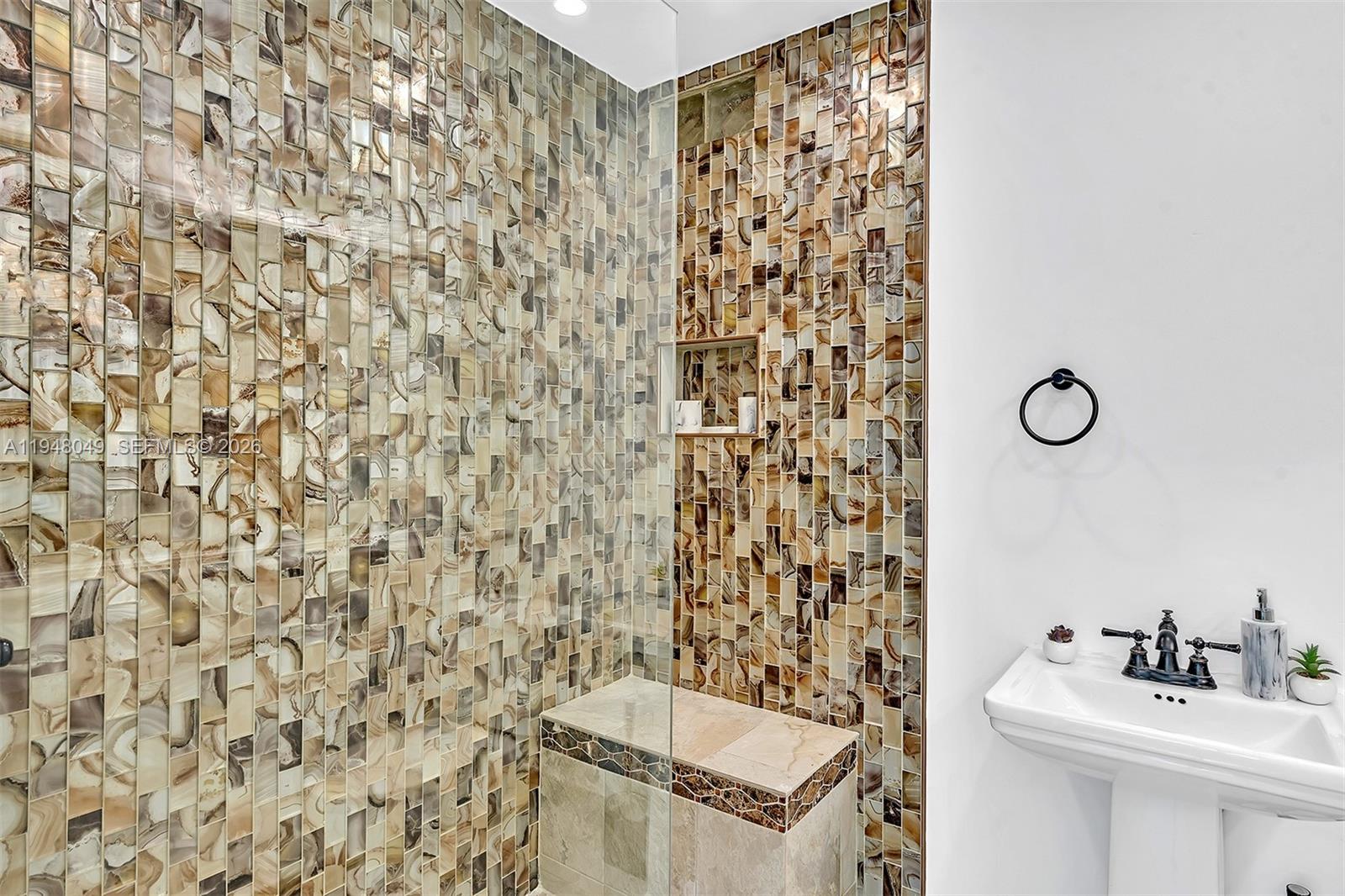 HOLLYWOOD HILLS - Residential