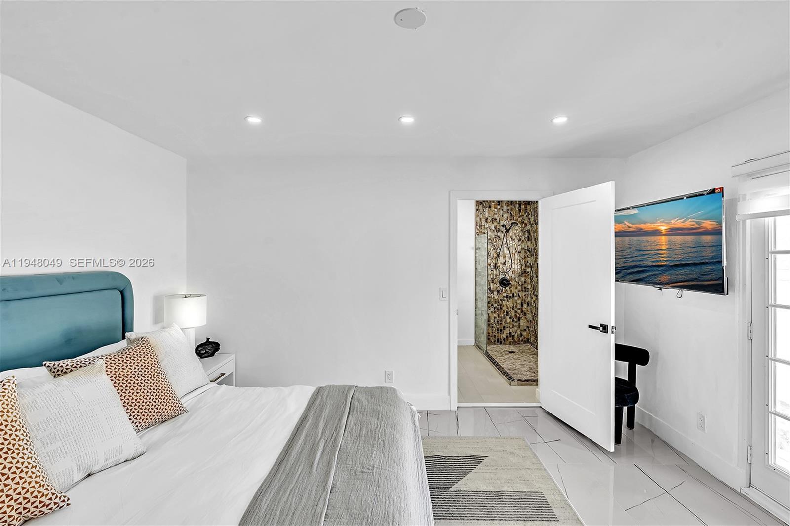 HOLLYWOOD HILLS - Residential